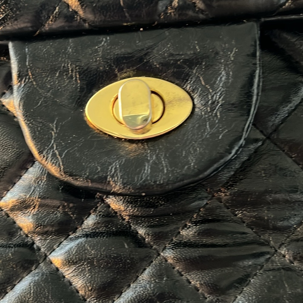 Elegant Black Quilted Shoulder Bag - Picture 6 of 9